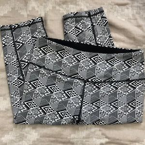 *****SOLD*****Victoria’s Secret Workout Crop Leggings 🖤